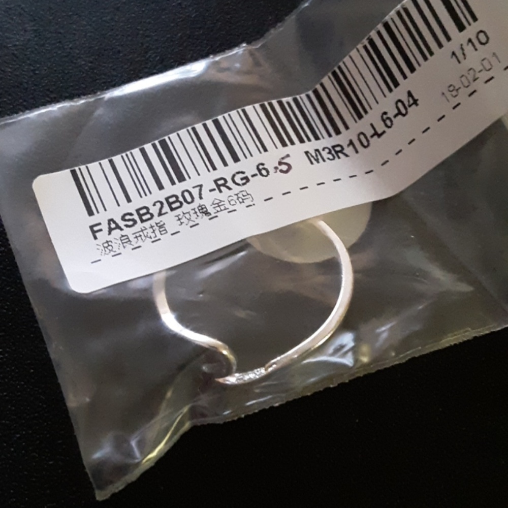 🌊 Dainty Wave Ring- silver tone - Picture 7 of 8